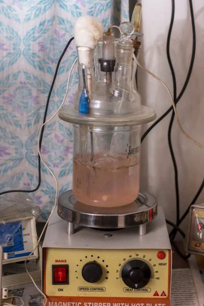 18 Ağustos 2021, Kolkata, Batı Bengal, Hindistan: Laboratuvarda farklı tip test kavanozları veya tüpleri.