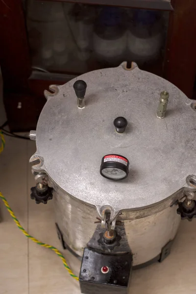 18 Ağustos 2021, Kolkata, Batı Bengal, Hindistan: Laboratuvarda bakterileri test etmek için kullanılan farklı makine türleri.