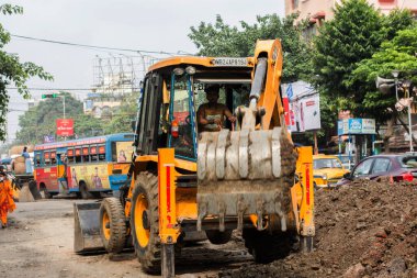 5 Eylül 2021, Kolkata, Batı Bengal, Hindistan: İnşaat alanında kazıcılar çalışıyor.