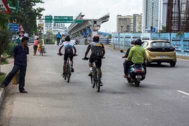5 Eylül 2021, Kolkata, Batı Bengal, Hindistan: Spor bisiklet yarışması için yolda bisiklet süren iki genç çocuk.