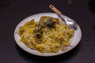 Lezzetli bir tabak Kolkata tarzı koyun eti biryani ve seçici bir odak..