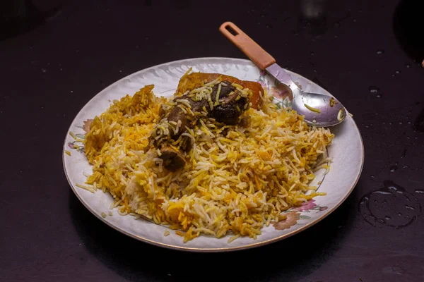 Lezzetli bir tabak Kolkata tarzı koyun eti biryani ve seçici bir odak..