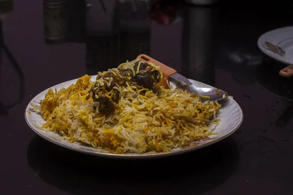 Plato Lleno Deliciosos Biriyani Cordero Estilo Kolkata Con Enfoque Selectivo —  Fotos de Stock