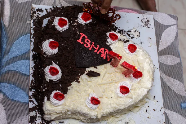 Açık Arkaplanda Seçici Odaklı Taze Çikolatalı Doğum Günü Pastası — Stok fotoğraf