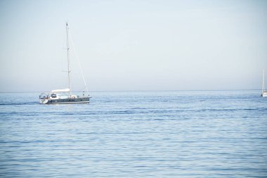 Denizde uzak bir tekne.