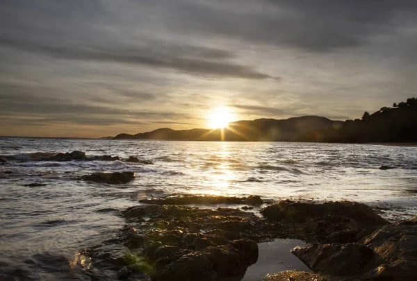 Denizin üzerinde gün batımı
