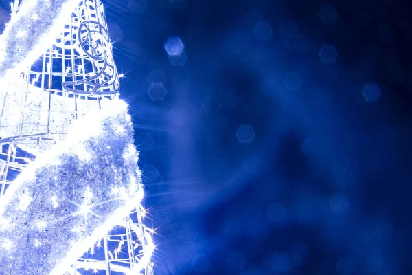 Işık ağacı parlak bir arka planda Noel atmosferinde