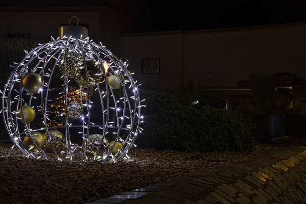 Noel balosu karanlıkta aydınlandı.