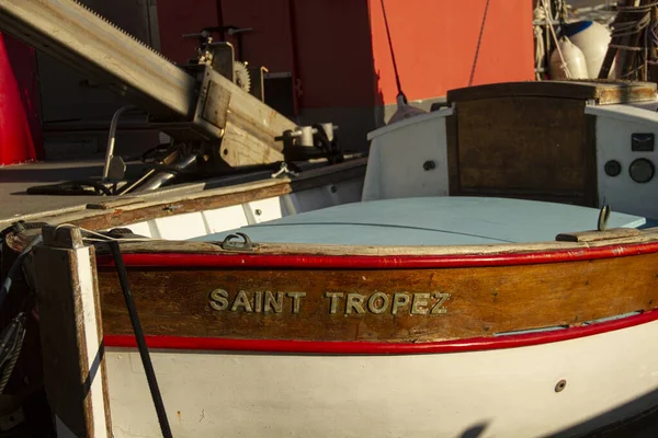 Saint-Tropez teknesi limanda.