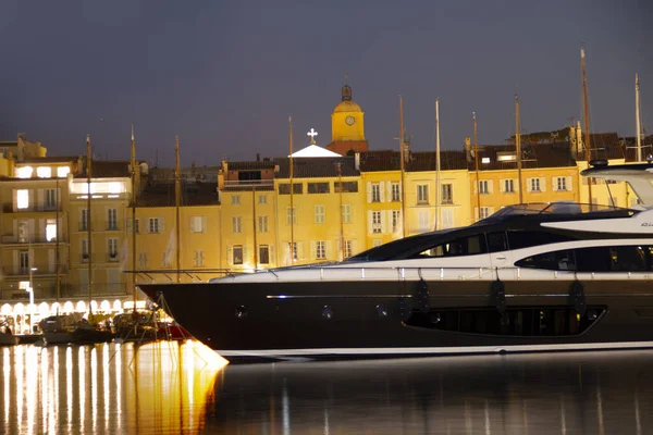 Gece Saint-Tropez çan kulesi manzaralı