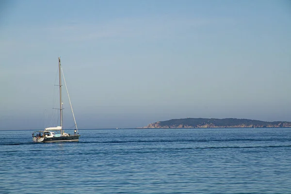 Tekne sakin bir denizde açılır.