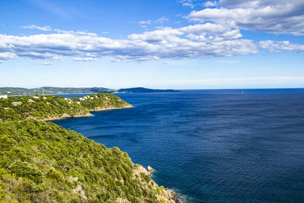 Sahille çevrili deniz manzarası