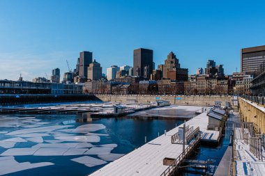 Montreal Eski Limanı 'nda yürüyorum