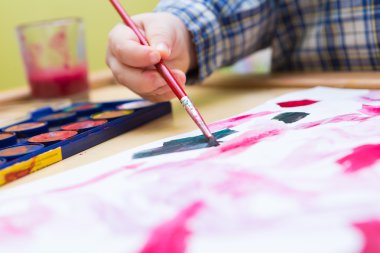 Küçük çocuk ile suluboya resim