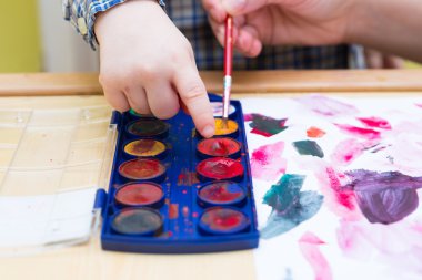 Küçük çocuk ile suluboya resim