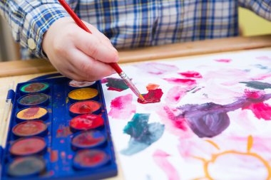 Küçük çocuk ile suluboya resim