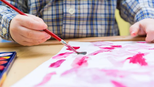 Small child painting with watercolors — Stock Photo, Image