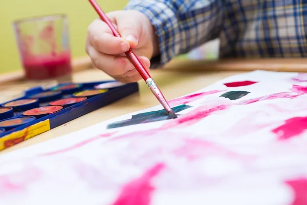 Küçük çocuk ile suluboya resim