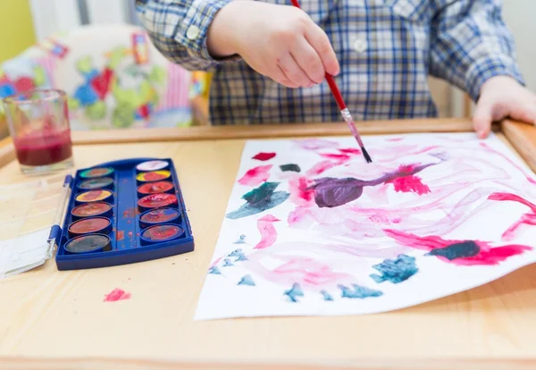 Small child painting with watercolors — Stock Photo, Image