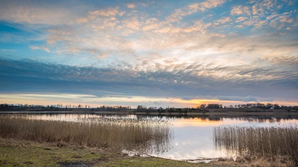 Красивый закат над спокойным озером — стоковое фото