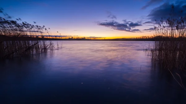 Vacker solnedgång över lugn sjö — Stockfoto