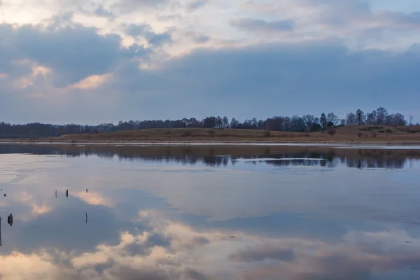 Paisagem do lago à noite — Fotografia de Stock