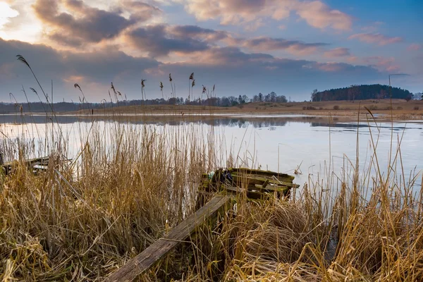 Paesaggio del lago alla sera — Foto Stock