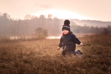 Açık oynarken mutlu çocuk