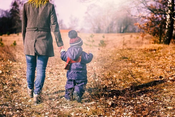 Gelukkig Kaukasische kind spelen outdoor - wandelen met zijn moeder — Stockfoto