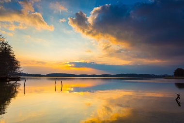Göl manzara renkli gün batımında