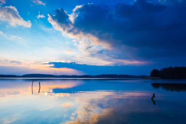 Göl manzara renkli gün batımında