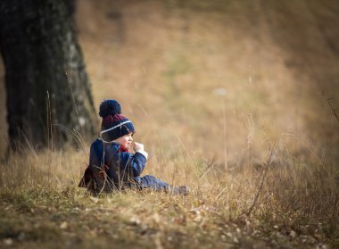 Açık oynarken mutlu çocuk