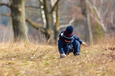 Açık oynarken mutlu çocuk