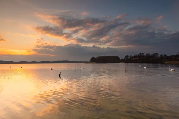 Paesaggio del lago al tramonto colorato — Foto Stock