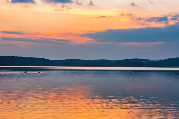 Jezioro krajobraz w kolorowy zachód słońca — Zdjęcie stockowe