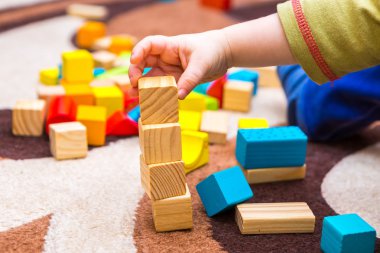 Tahta bloklar ile oynayan küçük çocuk