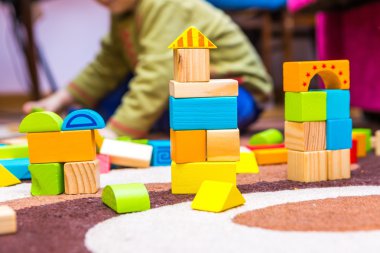 Tahta bloklar ile oynayan küçük çocuk