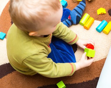 Tahta bloklar ile oynayan küçük çocuk