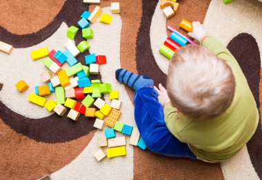 Tahta bloklar ile oynayan küçük çocuk