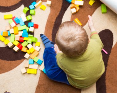 Tahta bloklar ile oynayan küçük çocuk