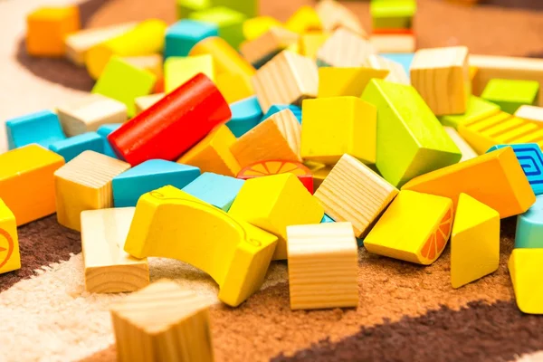 Criança pequena brincando com blocos de madeira — Fotografia de Stock