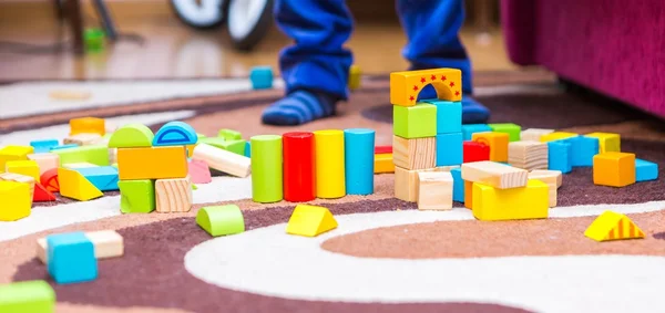 Klein kind spelen met houtblokken — Stockfoto
