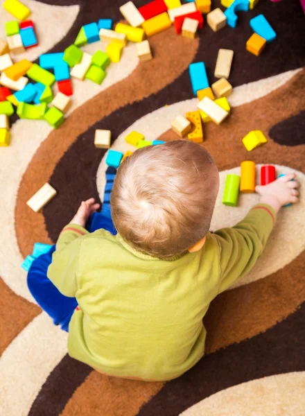 Criança pequena brincando com blocos de madeira — Fotografia de Stock