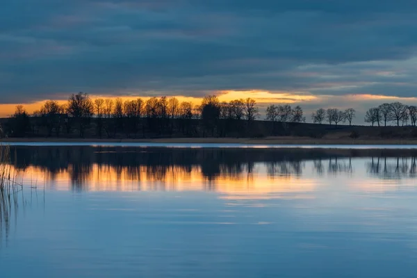 Närbild på motsatta stranden av sjön efter solnedgången — Stockfoto