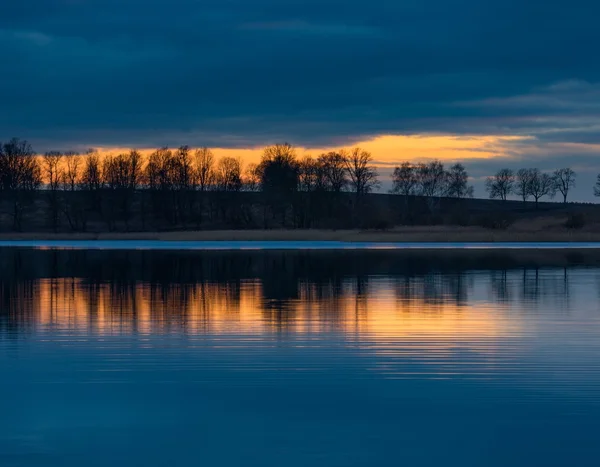 Close up of opposite shore of lake after sunset — Stock Photo, Image