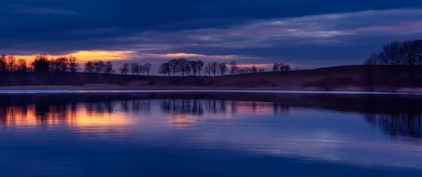 Cerca de la orilla opuesta del lago después de la puesta del sol —  Fotos de Stock