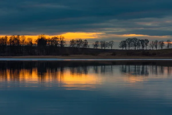 Close up of opposite shore of lake after sunset — Stock Photo, Image