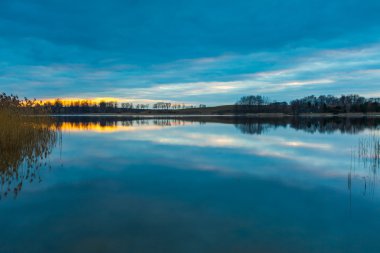 Güneş battıktan sonra güzel göl manzara