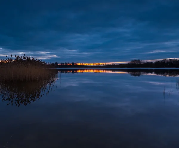 Prachtig meer landschap na zonsondergang — Stockfoto