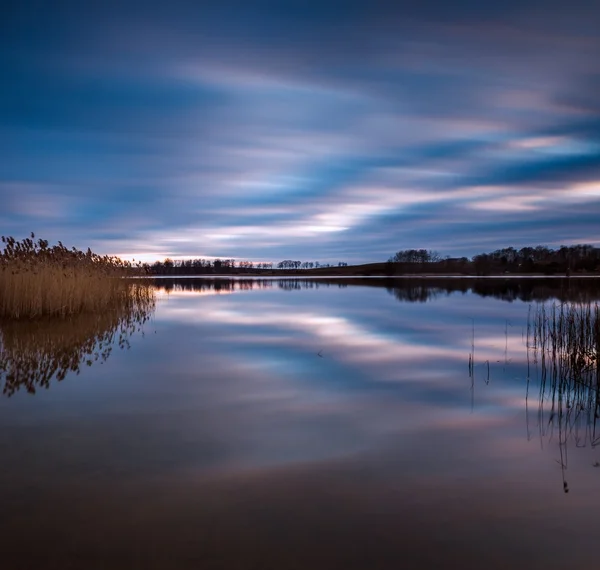 Exposição longa lago por do sol — Fotografia de Stock